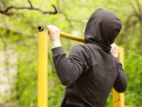 Разбираемся как правильно подтягиваться на турнике и какие виды лучше